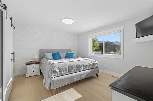 447 Quilchena Drive, Kelowna, BC - Indoor Photo Showing Bedroom