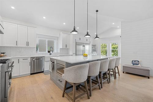 447 Quilchena Drive, Kelowna, BC - Indoor Photo Showing Kitchen With Upgraded Kitchen