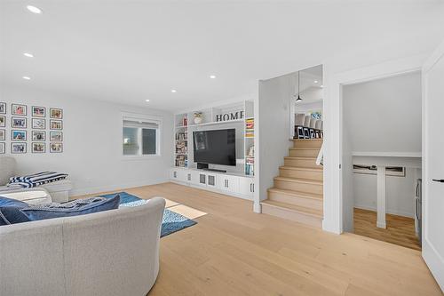 447 Quilchena Drive, Kelowna, BC - Indoor Photo Showing Living Room