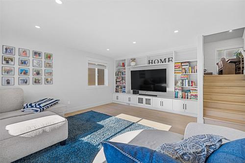 447 Quilchena Drive, Kelowna, BC - Indoor Photo Showing Living Room