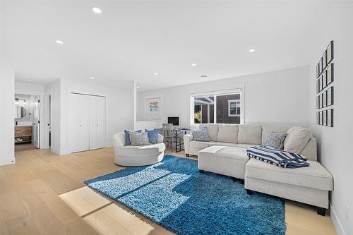 447 Quilchena Drive, Kelowna, BC - Indoor Photo Showing Living Room