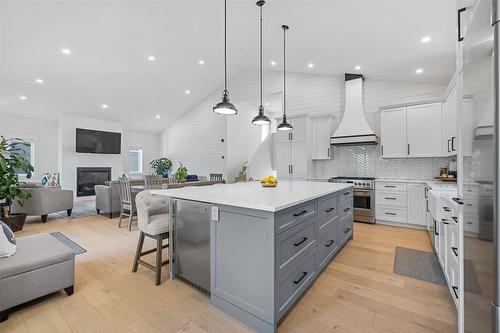 447 Quilchena Drive, Kelowna, BC - Indoor Photo Showing Kitchen With Upgraded Kitchen