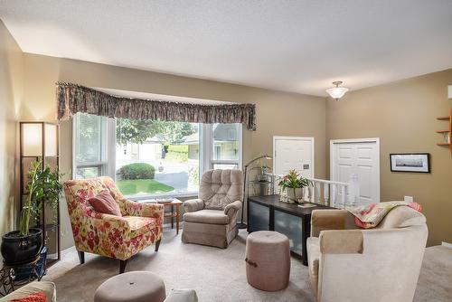 1097 Kelview Street, Kelowna, BC - Indoor Photo Showing Living Room