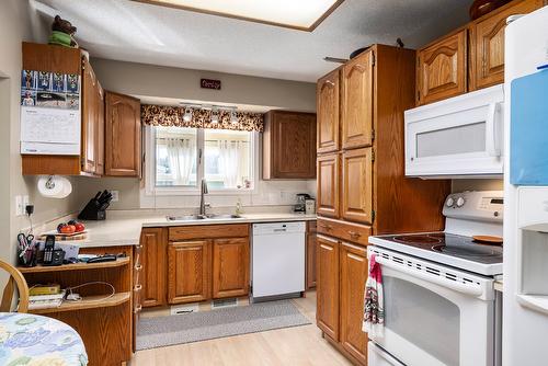 1097 Kelview Street, Kelowna, BC - Indoor Photo Showing Kitchen With Double Sink