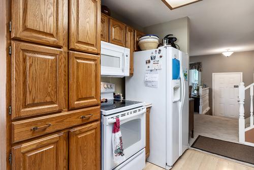 1097 Kelview Street, Kelowna, BC - Indoor Photo Showing Kitchen