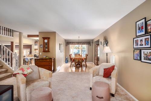 1097 Kelview Street, Kelowna, BC - Indoor Photo Showing Living Room