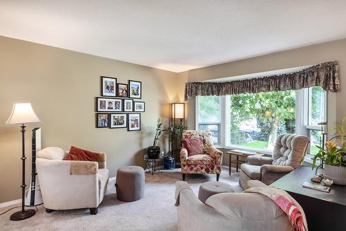 1097 Kelview Street, Kelowna, BC - Indoor Photo Showing Living Room