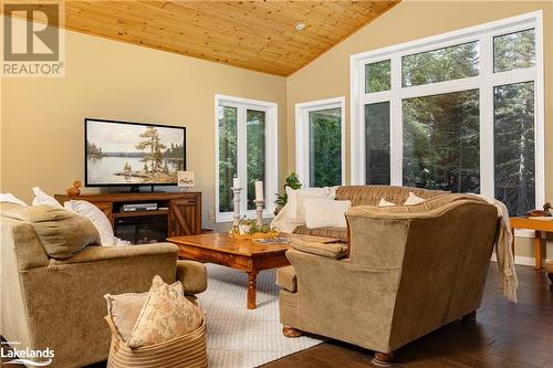 1305 Bellwood Acres Road, Lake Of Bays, ON - Indoor Photo Showing Living Room