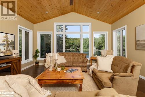 1305 Bellwood Acres Road, Lake Of Bays, ON - Indoor Photo Showing Living Room