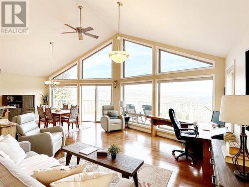 1835 Hulme Creek Road, Rock Creek, BC - Indoor Photo Showing Living Room