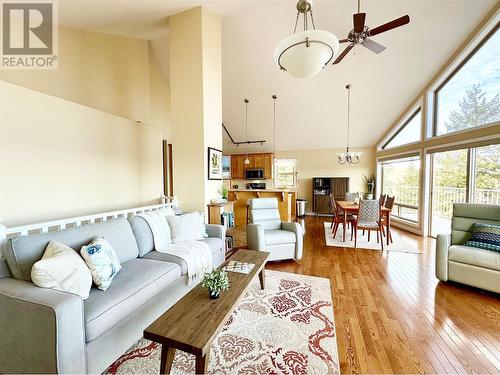 1835 Hulme Creek Road, Rock Creek, BC - Indoor Photo Showing Living Room