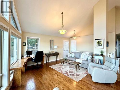 1835 Hulme Creek Road, Rock Creek, BC - Indoor Photo Showing Living Room