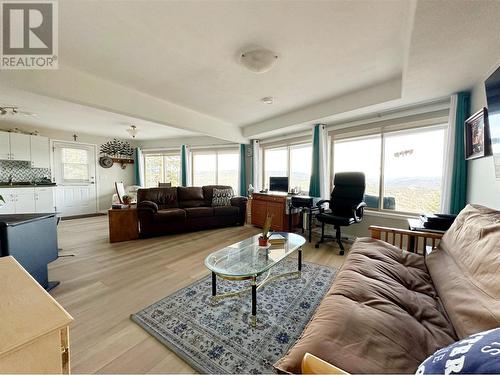 1835 Hulme Creek Road, Rock Creek, BC - Indoor Photo Showing Living Room