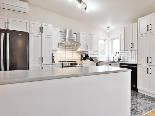 Kitchen - 15 Place Charles-Bruneau, Saint-Rémi, QC - Indoor Photo Showing Kitchen With Upgraded Kitchen