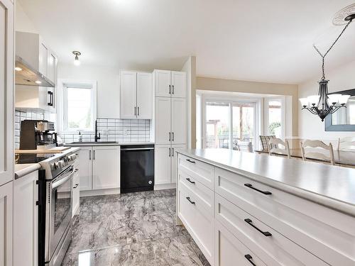 Kitchen - 15 Place Charles-Bruneau, Saint-Rémi, QC - Indoor Photo Showing Kitchen With Upgraded Kitchen