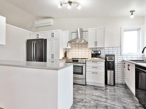 Kitchen - 15 Place Charles-Bruneau, Saint-Rémi, QC - Indoor Photo Showing Kitchen With Upgraded Kitchen