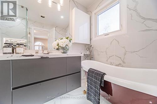 878 Silver Birch Trail, Mississauga (Clarkson), ON - Indoor Photo Showing Bathroom