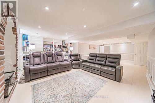 878 Silver Birch Trail, Mississauga, ON - Indoor Photo Showing Living Room