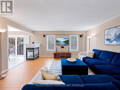 21 Sandyside Crescent, Brampton, ON - Indoor Photo Showing Living Room