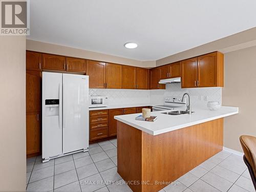 21 Sandyside Crescent, Brampton (Fletcher'S Meadow), ON - Indoor Photo Showing Kitchen With Double Sink