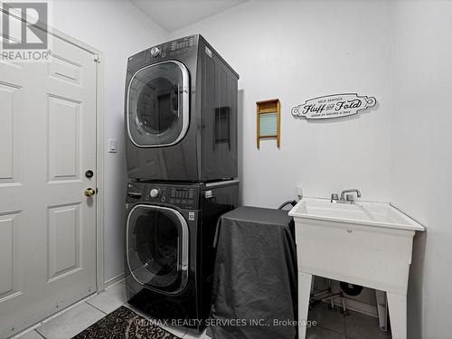 21 Sandyside Crescent, Brampton, ON - Indoor Photo Showing Laundry Room