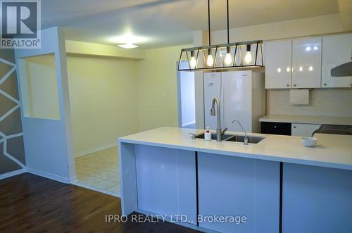 Main/Up - 319 Aspendale Crescent, Mississauga, ON - Indoor Photo Showing Kitchen With Double Sink