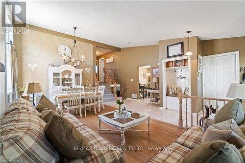 5991 Andrea Drive, Niagara Falls, ON - Indoor Photo Showing Living Room