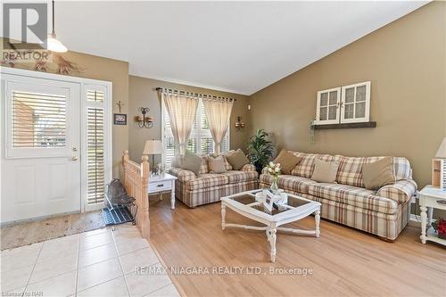 5991 Andrea Drive, Niagara Falls, ON - Indoor Photo Showing Living Room