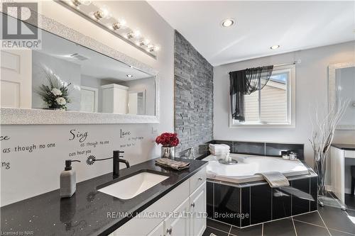 5991 Andrea Drive, Niagara Falls, ON - Indoor Photo Showing Bathroom