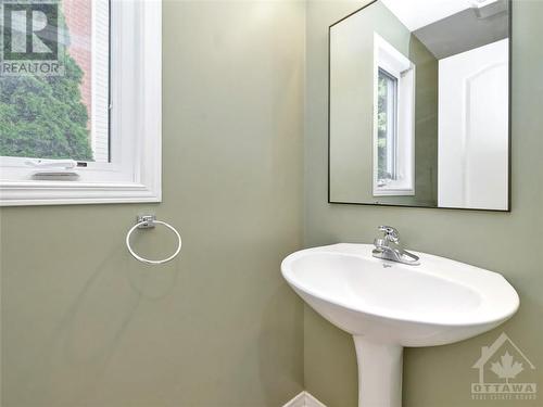 304 Statewood Drive, Ottawa, ON - Indoor Photo Showing Bathroom