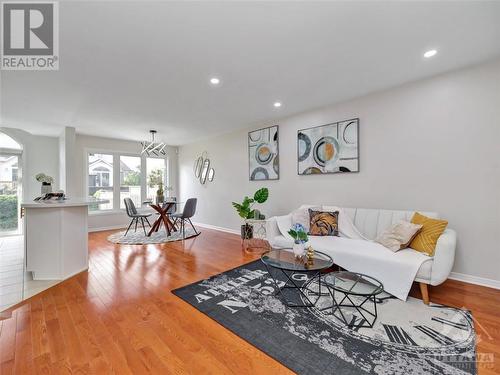 304 Statewood Drive, Ottawa, ON - Indoor Photo Showing Living Room