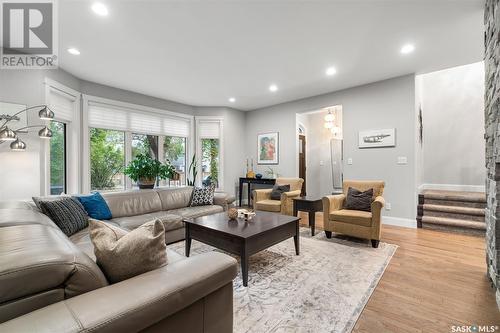 711 8Th Avenue N, Saskatoon, SK - Indoor Photo Showing Living Room