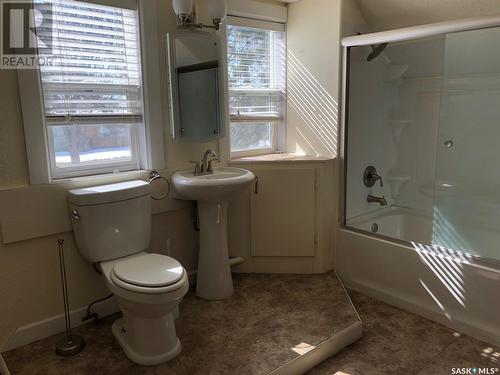 606 4Th Street, Kipling, SK - Indoor Photo Showing Bathroom