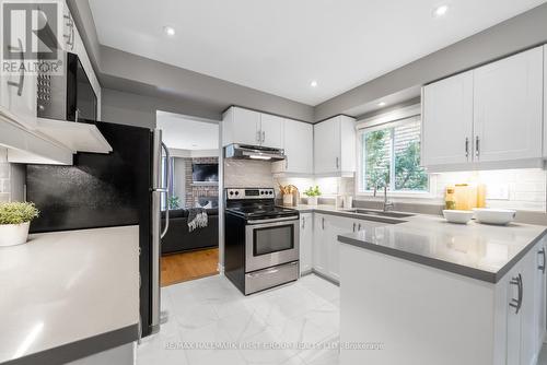 27 Dorvis Drive, Whitby (Blue Grass Meadows), ON - Indoor Photo Showing Kitchen With Upgraded Kitchen