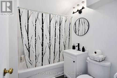 789 Little Hill Street, London, ON - Indoor Photo Showing Bathroom