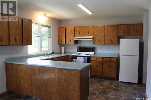 242 Cedar Avenue N, Eastend, SK - Indoor Photo Showing Kitchen With Double Sink