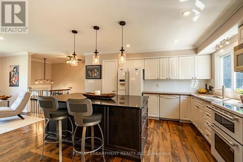 498 Sparling Crescent, Burlington (Shoreacres), ON - Indoor Photo Showing Kitchen With Upgraded Kitchen