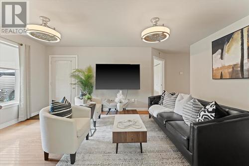 4271 Barton Crescent, Windsor, ON - Indoor Photo Showing Living Room