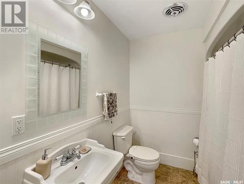 1651 93Rd Street, North Battleford, SK - Indoor Photo Showing Bathroom