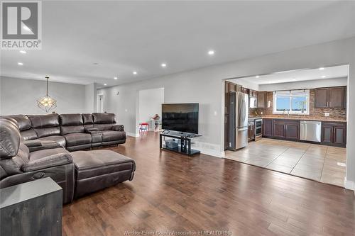 854 Townline Road, Kingsville, ON - Indoor Photo Showing Living Room