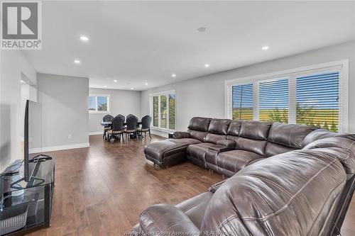 854 Townline Road, Kingsville, ON - Indoor Photo Showing Living Room