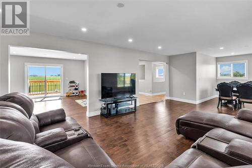 854 Townline Road, Kingsville, ON - Indoor Photo Showing Living Room