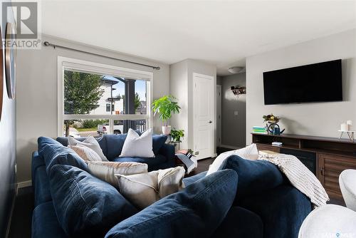 5109 Beacon Way, Regina, SK - Indoor Photo Showing Living Room