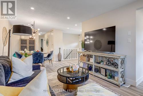 36 Telfer Court, Brant (Paris), ON - Indoor Photo Showing Living Room