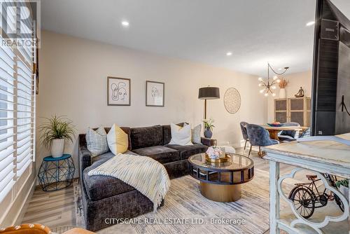 36 Telfer Court, Brant (Paris), ON - Indoor Photo Showing Living Room