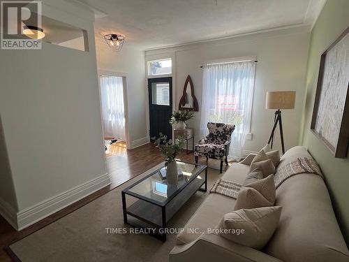 27 Woodbine Crescent, Hamilton, ON - Indoor Photo Showing Living Room