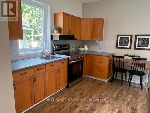 27 Woodbine Crescent, Hamilton (Strathcona), ON - Indoor Photo Showing Kitchen