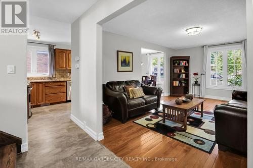 4181 Highland Park Drive, Lincoln, ON - Indoor Photo Showing Living Room