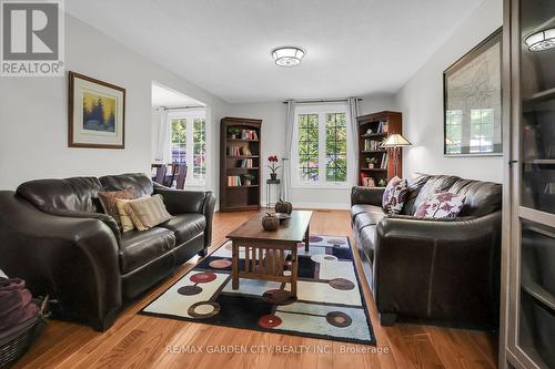 4181 Highland Park Drive, Lincoln, ON - Indoor Photo Showing Living Room