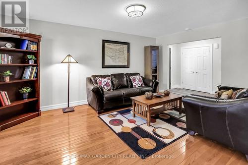 4181 Highland Park Drive, Lincoln, ON - Indoor Photo Showing Living Room